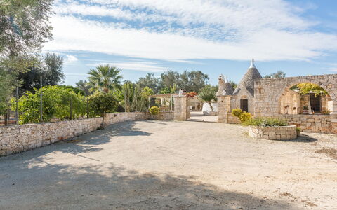 Trullo Suenn Con Piscina: Ejendom, Himmel, Væg, Bygning, Land Lot, Ejendom, Hus, Træ, Estate, Landskab