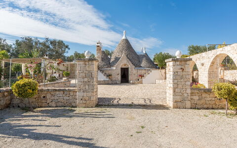 Trullo Suenn Con Piscina: Ejendom, Bygning, Væg, Hus, Himmel, Ejendom, Arkitektur, Landsby, Ferie, Landdistrikt