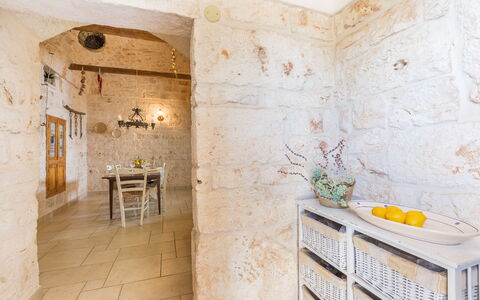 Trullo Suenn Con Piscina: Ejendom, Værelse, Flise, Indretning, Væg, Etage, Badeværelse, Gul, Bygning, Hus