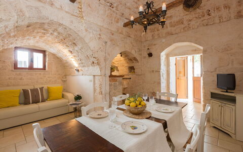 Trullo Suenn Con Piscina: Værelse, Ejendom, Indretning, Bygning, Møbel, Stue, Loft, Hus, Bord, Spisestue