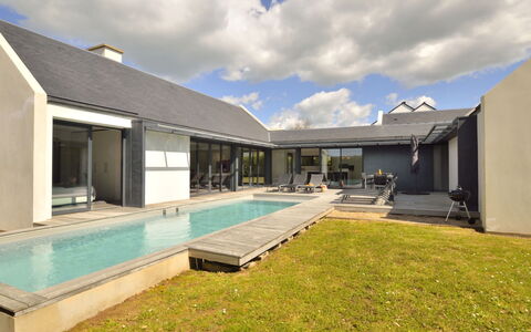Villa Noalou: Sky, Himmel, Svømmepøl, Bygning, Land Lot, Skygge, Græs, Vand, Hus, Boligområde