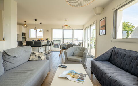 Les Dunes: Bord, Couch, Møbel, Komfort, Azure, Vindue, Indretning, Bygning, Stue, Pude