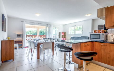 Presqu'île de la Lagune: Ejendom, Møbel, Bord, Cabinetry, Countertop, Køkken Apparat, Indretning, Belysning, Køkken, Træ