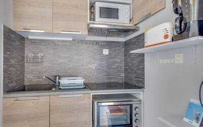 Les Rives du Lac 330.8: Ejendom, Cabinetry, Countertop, Komfur, Bygning, Køkken, Køkken Apparat, Indretning, Reoler, Gulvbelægning
