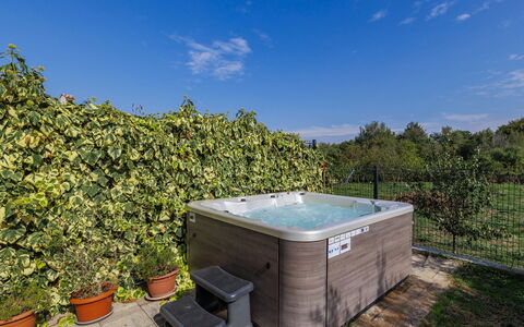 Villa Leonardo: Svømmepøl, Badekar, Sanitærarmatur, Fritid, Jacuzzi, Backyard, Eco Hotel, Udvej, Udendørs Møbler