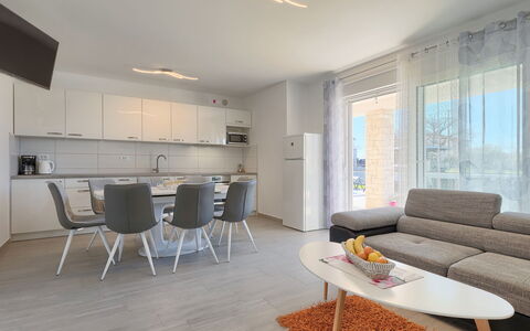 Villa Zirdum: Værelse, Møbel, Ejendom, Indretning, Bygning, Stue, Etage, Hus, Bord, Væg