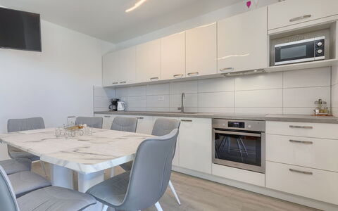 Villa Zirdum: Møbel, Cabinetry, Ejendom, Countertop, Bord, Stol, Bygning, Køkken, Komfur, Træ