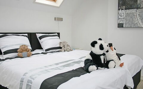Oesterdam Resort: Soveværelse, Seng, Sengetøj, Værelse, Møbel, Sengetøj, Ejendom, Bed Frame, Indretning, Sort Og Hvid