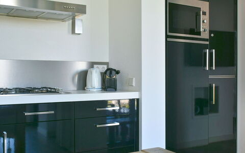 Oesterdam Resort: Værelse, Møbel, Ejendom, Køkken, Countertop, Cabinetry, Indretning, Bygning, Materielle Værdier, Komfur