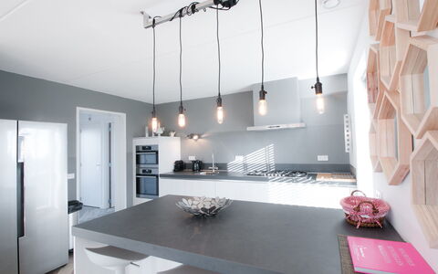 Oesterdam Resort: Værelse, Hvid, Ejendom, Indretning, Countertop, Møbel, Etage, Loft, Køkken, Bygning