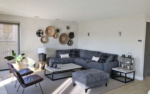 Oesterdam Resort: Stue, Værelse, Møbel, Ejendom, Indretning, Etage, Kaffebord, Bygning, Bord, Trægulve