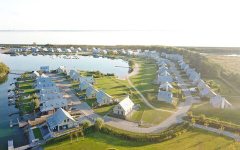 Oesterdam Resort: Vand, Ejendom, Himmel, Naturlige Landskab, Urban Design, Land Lot, Arkitektur, Græs, Sø, Biome