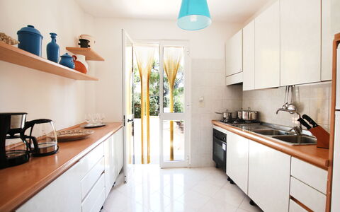 Villa Irene: Værelse, Ejendom, Countertop, Køkken, Møbel, Indretning, Bygning, Hus, Cabinetry, Etage