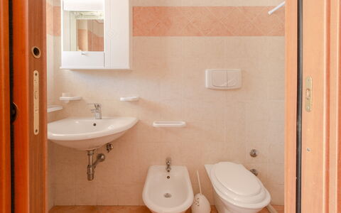 Villa Mezzaluna: Badeværelse, Ejendom, Værelse, Sanitærarmatur, Toilet, Væg, Toiletbræt, Flise, Badeværelse Tilbehør, Arkitektur
