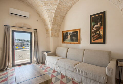 Zia Saby: Ejendom, Værelse, Bygning, Indretning, Møbel, Ejendom, Hus, Etage, Væg, Stue