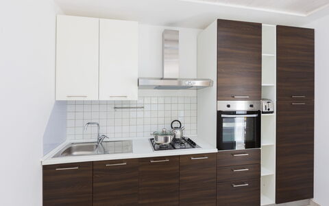 Casa Bianca: Cabinetry, Møbel, Værelse, Køkken, Ejendom, Countertop, Skab, Indretning, Skuffe, Materielle Værdier
