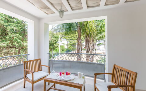 Casa Bianca: Ejendom, Værelse, Møbel, Bygning, Hus, Veranda, Ejendom, Hjem, Indretning, Bord