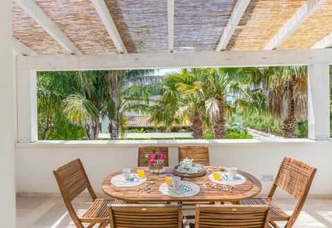 Casa Bianca: Ejendom, Værelse, Loft, Indretning, Hus, Ejendom, Bygning, Møbel, Hjem, Bord