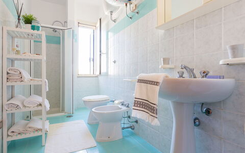 Appartamento Panorama Sul Mare: Badeværelse, Værelse, Ejendom, Blå, Turquoise, Toiletbræt, Sanitærarmatur, Badekar, Indretning, Flise