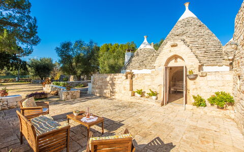 Trullo Con Piscina Per Bambini: Himmel, Plante, Møbel, Ejendom, Bygning, Bord, Træ, Stol, Udendørs Møbler, Sommerhus