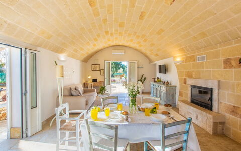 Trullo Con Piscina Per Bambini: Bord, Møbel, Ejendom, Stol, Couch, Countertop, Cabinetry, Indretning, Køkken, Træ
