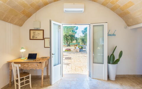 Trullo Con Piscina Per Bambini: Plante, Bygning, Møbel, Stueplante, Vindue, Bord, Træ, Blomsterkrukke, Indretning, Dør