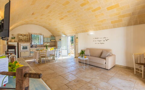 Trullo Con Piscina Per Bambini: Ejendom, Møbel, Couch, Bord, Indretning, Arkitektur, Gulvbelægning, Etage, Stue, Stol