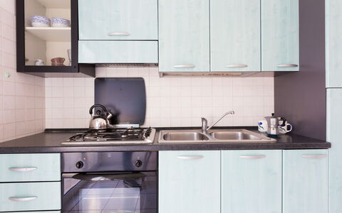 Villa Brigida: Countertop, Køkken, Cabinetry, Værelse, Flise, Møbel, Ejendom, Håndvask, Indretning, Komfur