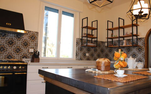 Villa La Casa Bianca: Værelse, Ejendom, Indretning, Møbel, Countertop, Bygning, Hjem, Bord, Hus, Køkken