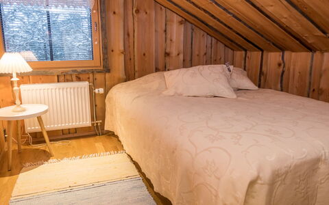 Villa Aurora: Seng, Soveværelse, Etage, Indretning, Gulvbelægning, Træ, Sengetøj, Møbel, Sengetøj, Loft