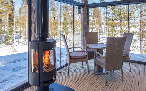 Villa Aurora: Bejdse, Stue, Hårdttræ, Brændeovn, Trægulve, Veranda, Lysarmatur, Udendørs Struktur, Dæk