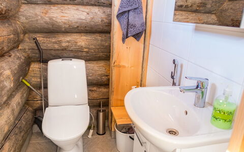 Villa Aurora: Træ, Toiletbræt, Gulvbelægning, Etage, Sanitærarmatur, Toilet, Vvs, Bejdse, Badeværelse, Hårdttræ