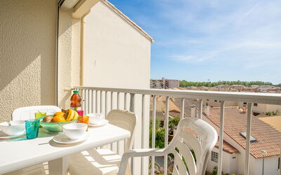 Le Grau du Roi 205: Vand, Plante, Bygning, Daytime, Ejendom, Himmel, Svømmepøl, Azure, Træ, Krop Af Vand