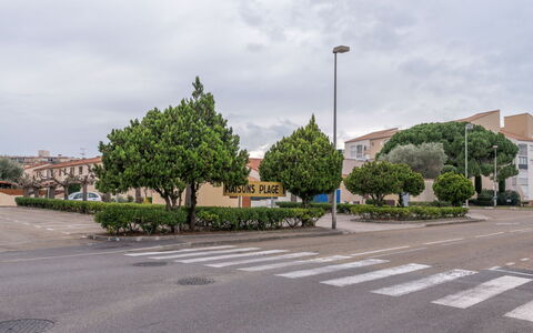 Le Grau du Roi 240: Sky, Himmel, Plante, Gadebelysning, Vejbelægning, Træ, Asfalt, Urban Design, Kvarter, Boligområde