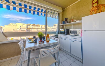 Le Grau du Roi 340: Cabinetry, Møbel, Ejendom, Countertop, Bord, Himmel, Stol, Indretning, Køkken Apparat, Sky