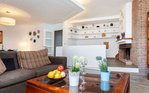 Cap de Tossa: Bord, Møbel, Ejendom, Couch, Orange, Indretning, Træ, Stue, Plante