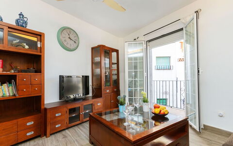 Cap de Tossa: Cabinetry, Møbel, Ejendom, Bord, Loftsventilator, Træ, Orange, Husholdningsapparat, Countertop, Belysning
