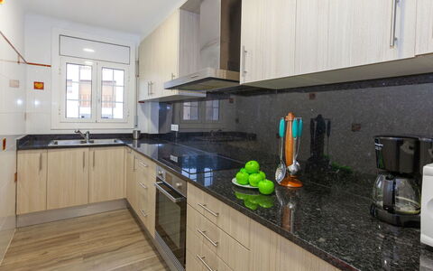 Cap de Tossa: Countertop, Ejendom, Værelse, Køkken, Cabinetry, Gul, Møbel, Hus, Indretning, Bygning