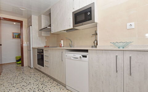 Magnolia: Ejendom, Værelse, Køkken, Cabinetry, Møbel, Indretning, Gul, Bygning, Hus, Countertop