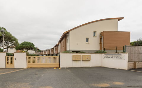 Capbreton 139: Himmel, Sky, Plante, Træ, Land Lot, Asfalt, Facade, Landskab, Tag, Vejbelægning