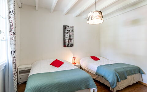 Pyrénées: Møbel, Ejendom, Komfort, Bygning, Azure, Træ, Indretning, Textile, Bed Frame, Lampe