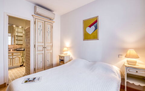 Saint-Tropez 260: Soveværelse, Seng, Møbel, Værelse, Ejendom, Sengetøj, Bed Frame, Indretning, Gul, Væg