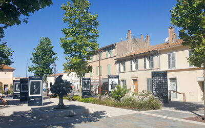 Saint-Tropez 260: Himmel, Plante, Bygning, Ejendom, Vindue, Træ, Vejbelægning, Hus, Urban Design, Land Lot