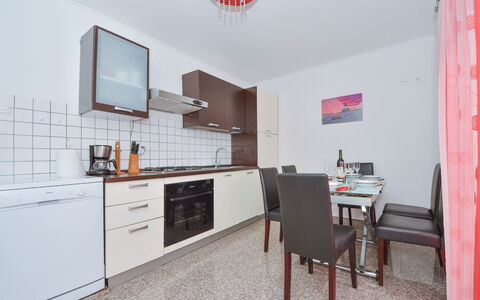 Jelena: Cabinetry, Møbel, Ejendom, Countertop, Bygning, Komfur, Stol, Skuffe, Køkken, Træ