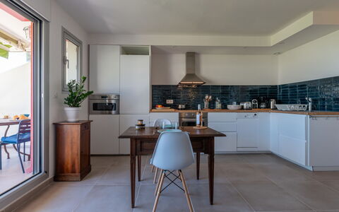 La Grande Motte 130: Møbel, Plante, Bord, Bygning, Cabinetry, Træ, Stueplante, Indretning, Køkken, Etage
