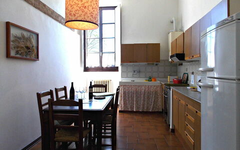 Villa Sandra: Værelse, Møbel, Ejendom, Bygning, Køkken, Countertop, Etage, Indretning, Cabinetry, Hus