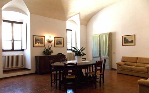 Villa Sandra: Værelse, Ejendom, Bygning, Etage, Indretning, Møbel, Trægulve, Loft, Hårdttræ, Stue