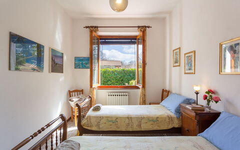 Villa Campiglia: Soveværelse, Møbel, Værelse, Ejendom, Seng, Indretning, Bed Frame, Bygning, Loft, Hus