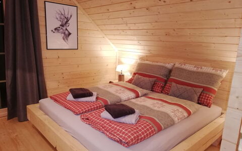 Hütte Gimpel: Soveværelse, Seng, Værelse, Møbel, Ejendom, Indretning, Bed Frame, Væg, Sengetøj, Madras