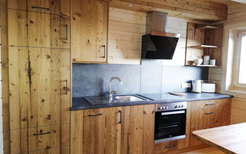 Hütte Gimpel: Countertop, Værelse, Cabinetry, Køkken, Møbel, Ejendom, Håndvask, Indretning, Hus, Hårdttræ